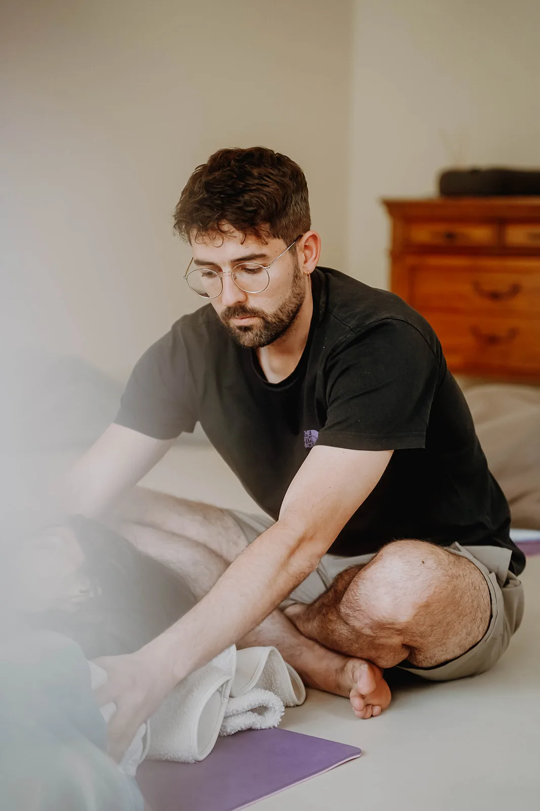Patrick begleitet einen Teilnehmer während einer Breathwork-Session